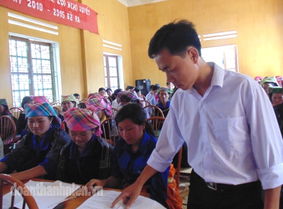 Lý A Sử - Phó chủ tịch UBND xã Nậm Khắt, huyện Mù Cang Chải hướng dẫn kỹ thuật trồng rừng cho bà con nhân dân